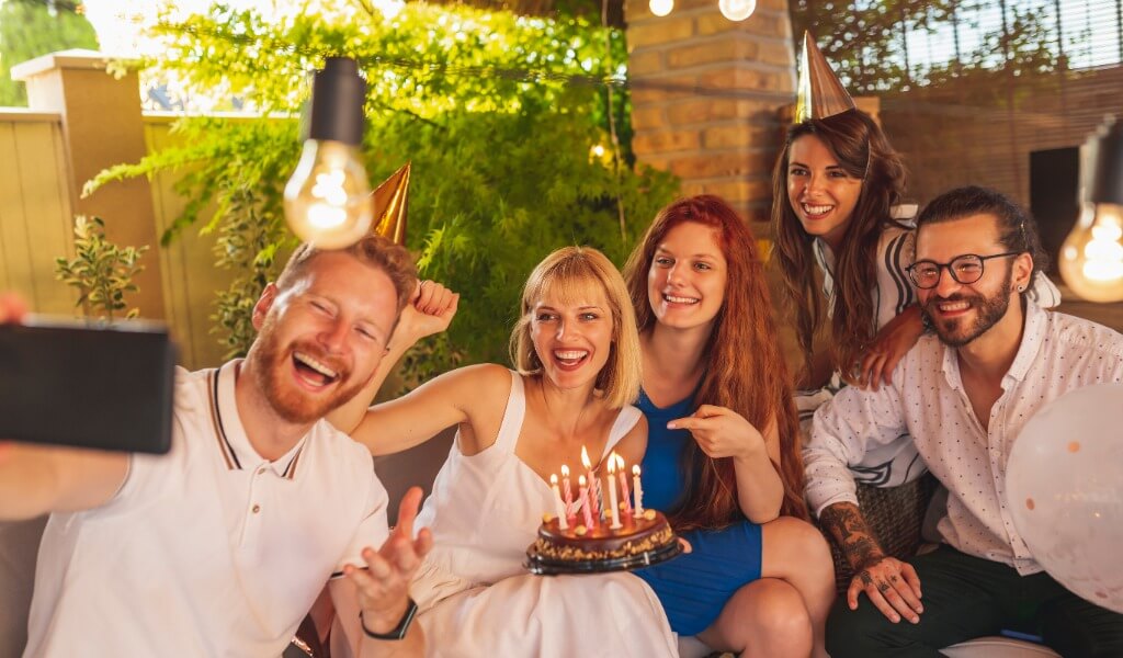 how-to-organize-a-small-and-intimate-birthday-party